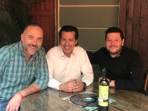 De izquierda a derecha Patricio Santín, Viceman y Chef Diego Carreño