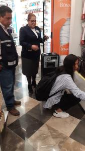 Foto: cortesía de Gaby Reséndiz. Colocación de un stand