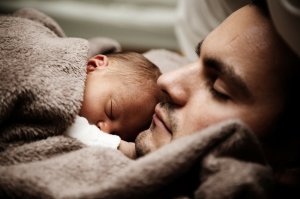 Foto: Pixabay. Baby and Dad